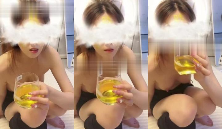 主人的圣水与母狗额头上金黄的“贱”字 大口地喝掉这一杯主人赏赐的圣水