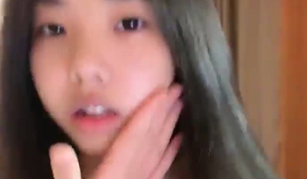 在校大学生，带闺蜜下海，【失眠的小羊】，极品美乳，在大哥们的金钱攻势下脱光