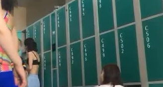 女主播偷偷潜入海边浴场更衣室偷拍环肥燕瘦各样的妹子尽收眼底