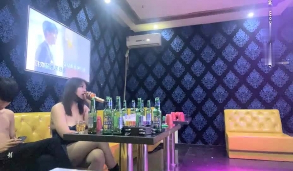 采花狂魔，【KTV勾搭探花】，寂寞的夜晚，KTV跟美女饮酒高歌，大奶子有些害羞