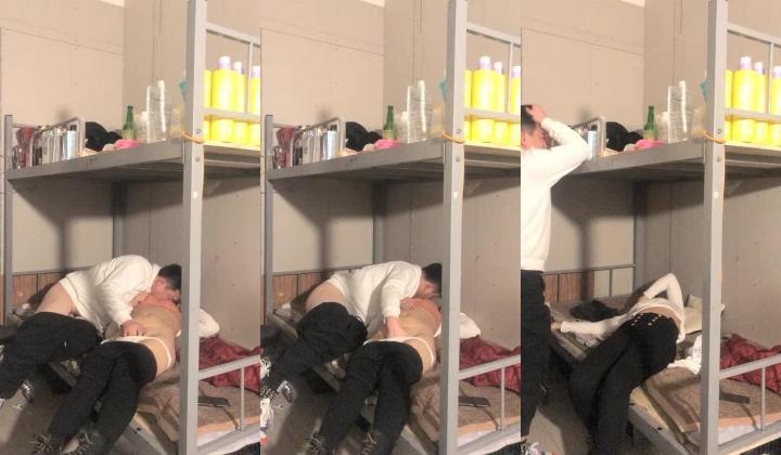 出租屋高低床，好久不见面的偷情肥胖男一顿猛亲，趴下裤头无套进入没几下就缴枪了射进去