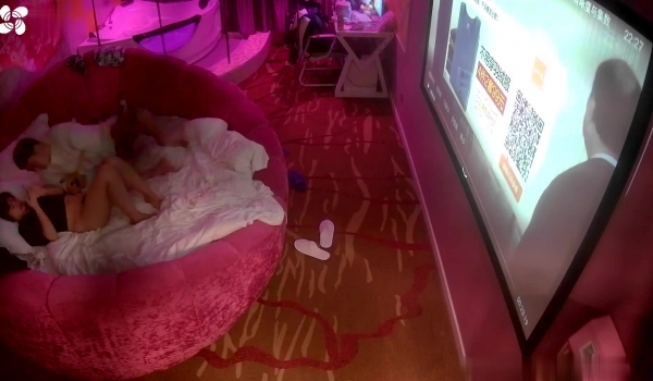 【萤石云酒店 ️极品流出】激情圣诞性爱狂欢夜 ️圣诞夜爆操五次双马尾萝莉+人妻与老公饥渴难耐操不