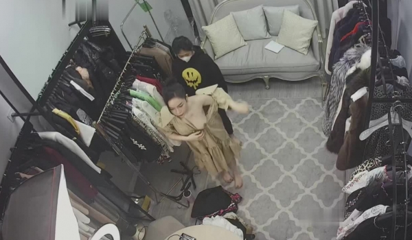 黑客破解高档服装店更衣间摄像头监控偷拍 ️颜值富姐试穿衣服奶子还挺大的