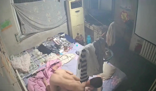《破解家庭网络摄像头》监控偷拍中年打工夫妻晚上一边玩手机一边做爱玩的花样还挺多的