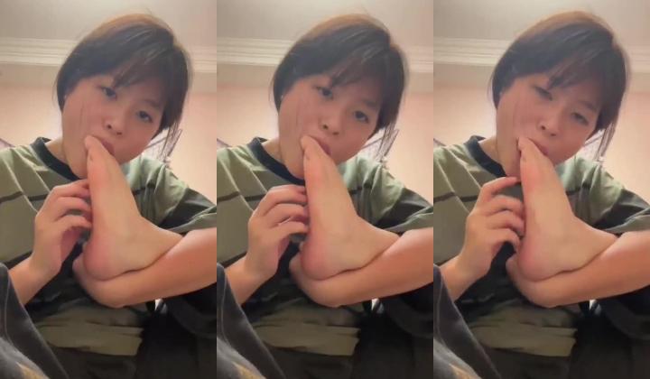 【真实露脸学生妹】，土豪重金举牌定制，为了还网贷，纯情美眉毫无底线自调，舔脚咬袜子捅菊花抠逼，简