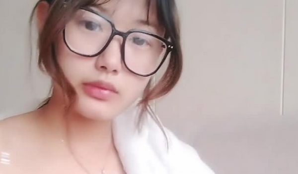 清纯呆萌眼镜美少女！撩起衣服贫乳卡哇伊！全裸跳蛋自慰，小穴超粉嫩，震动阴蒂好爽