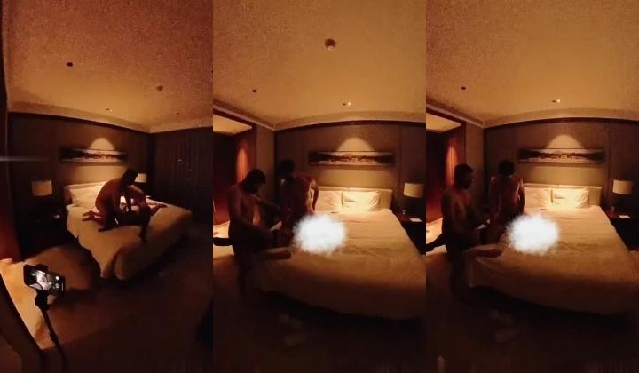 顶级淫妻博主【北京情侣_COKE】，几个男的一起玩弄自己老婆，老婆在床上不要不要的