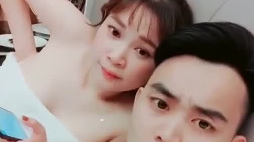 家里条件不错西西哥泡了两个良家妹子酒店豪华套房玩3P