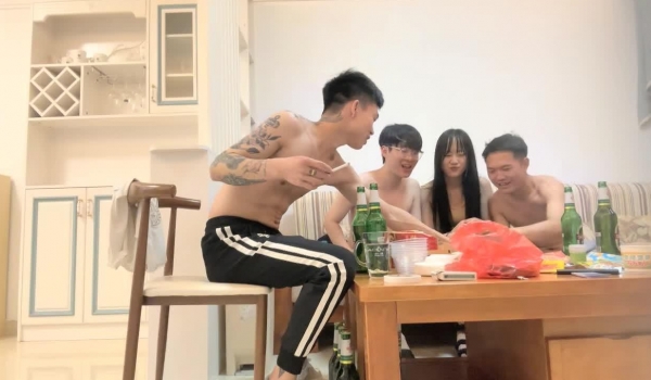 【换妻极品探花】，今夜19岁学生妹，一瓶瓶啤酒不断灌，三男一女，淫乱盛宴