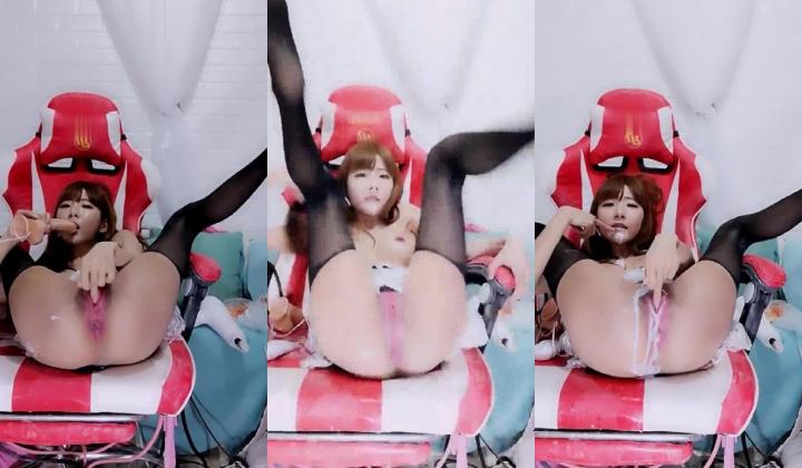 玩的挺重口的女主播女仆装牛奶湿身椅子上手指插逼直接尿了一地