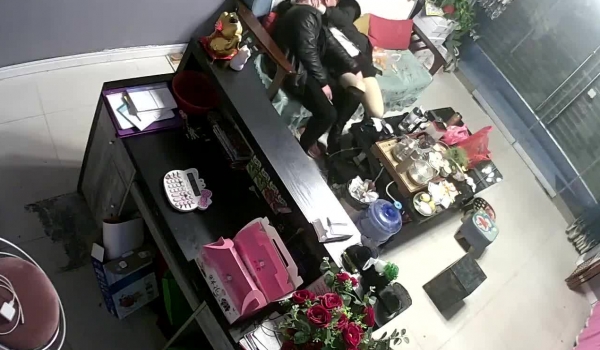 《破解家庭摄像头》监控偷拍鲜花店老板娘在大厅给情夫吹箫闺蜜突然出现把她支开继续口爆