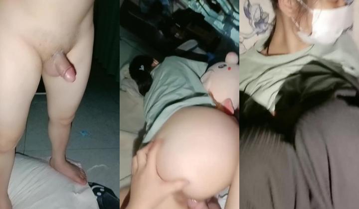 夜晚客厅操嫩妹妹，半脱下裤子，小穴已经很湿，慢慢插入好多水，白嫩美臀自己动，操起来好爽[