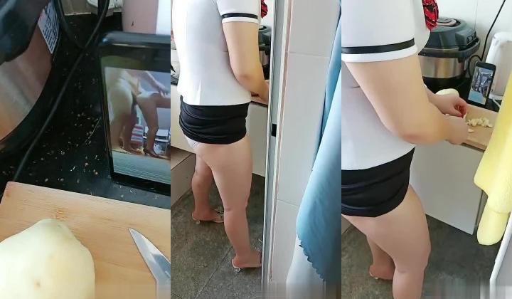 后妈好骚啊看黄片受不了勾搭在做饭的后妈，齐逼短裙摸她奶子撩她短裙，按着头让她给口交，掏出大鸡巴直接后入