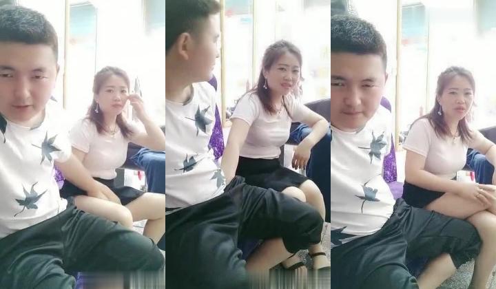 理发店里的老板娘真他么的骚，小哥在休息沙发上坐着给小哥撸鸡巴口活，穿裙子没内裤看着窗外人流上位爆