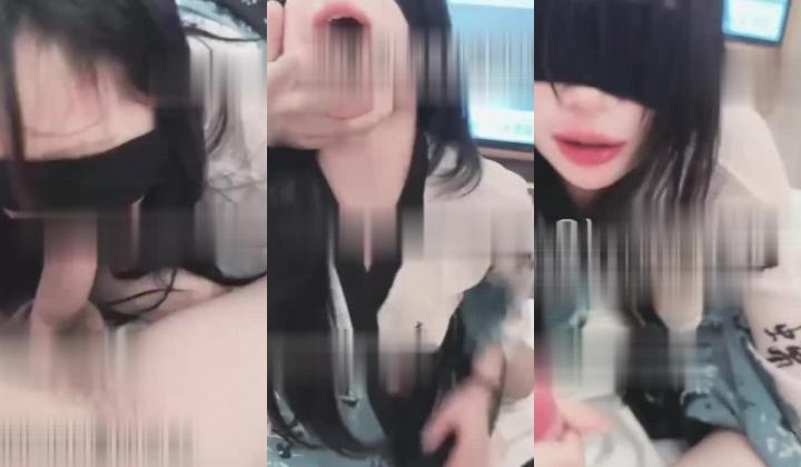 推特反差母狗淫妻「亚丝娜」古装碎花情趣多人乱交，回家3P轮流操，鸡巴插进她湿逼猛干高潮叫不停，床上喷满白浊精液
