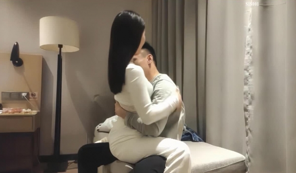 白衣少妇抱在怀里，丰腴肉感娇躯还有挺翘奶子真是爱不释手啊，美味享受鸡巴硬邦邦，狠狠耸动抽插呻吟好