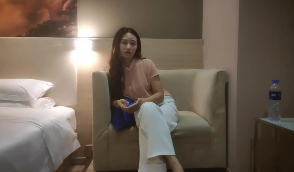 【绝顶枪王之王】高端精品外围女神，高清拍摄，很性感玩起来好骚，骑乘位操多毛骚逼