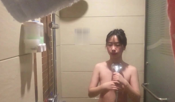 酒店浴室镜子上暗藏针孔摄像头偷窥美女洗澡