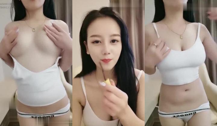 女神级小宝贝露脸吃饱喝足开始伺候大哥啪啪，完美好身材性感的纹身，口交大鸡巴搞得好硬，撅着屁股享受