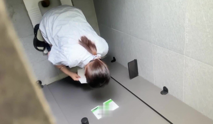 卷毛哥手持闯拍 ️写字楼女厕抄底独特视角偷拍几个白领小姐姐的逼逼和菊花