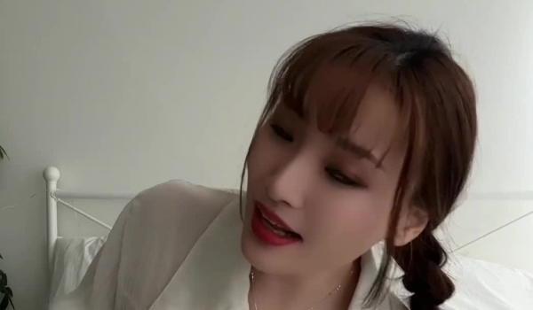最新重磅流出，万人求档OF慢慢成为黄播下海的博主【薇凹】测评玩跳蛋的天花板，亲身测试真情流露