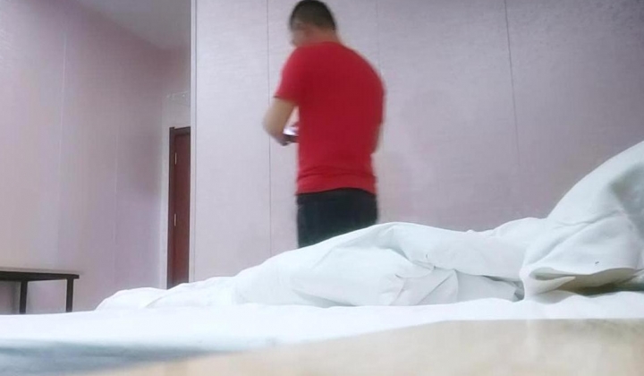 【段友出征】，出轨少妇，问她老公有没有玩阴蒂，带上丝袜跳蛋，酒店偷情，玩得超开心，精彩