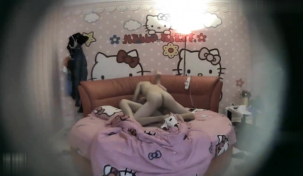 hello kitty主题房偷拍大学生情侣周末啪啪，69口交各种姿势战况激烈，连啪三次女友高潮不