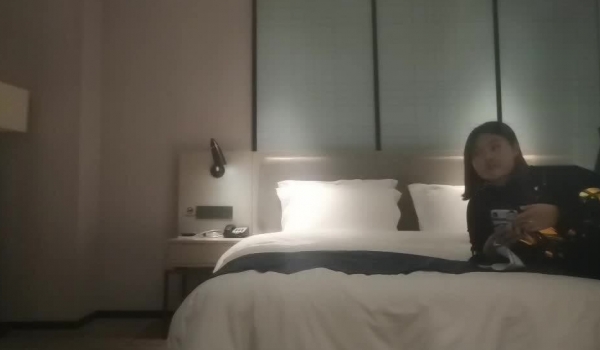 【秦总全国探花】酒店约操年轻嫩妹子上门，看着挺清纯肉肉型，胸大态度好，很是诱惑喜欢不要错过