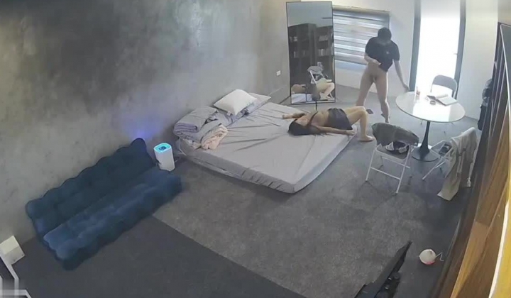 黑客破解家庭网络摄像头偷拍住毛坯房的年轻情侣疯狂做爱有时一天做爱几次