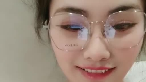 淫娃娜娜户外约了个小哥哥去宾馆开房打炮，衣服都来不及脱就开始口交，深喉直插嗓子眼刮了毛的骚逼使劲抠