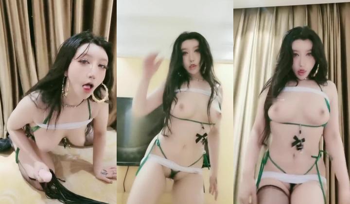 骚逼下贱淫女魔头 昕颖 ，爆奶，舔着大鸡巴发骚，嘴里都是爸爸，用力干我，插我，够骚够荡！