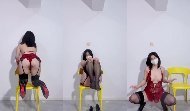 羞耻私密，抖音18万粉，大奶网红【是懒宝】高价定制，情趣制服裸舞，自慰流浆