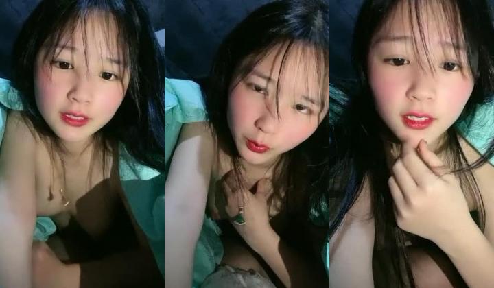 环境简陋极品美妞为赚钱下海，难得一见粉嫩美穴，大白肥臀翘起扭动，往上视角拍摄揉搓小穴，自摸了几下