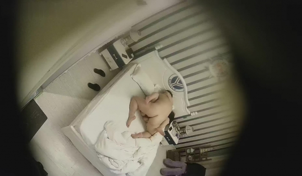 乐橙云热门船长房几乎天天都有约炮的青年男女中年大叔像是包养大学生进屋衣服还没脱就开始抠