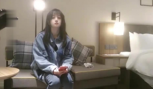 样貌清纯水嫩的99年长发小美女学闺蜜援交酒店碰到位特别能操的大屌男一次干怕了,跑下床说：你太厉害