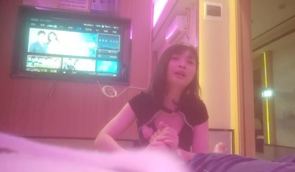 【搞沐足女技师】今天的技师妹子针不错，制服旗袍，勾搭带到酒店操逼，换上肉丝扣穴，穿着高跟鞋爆插