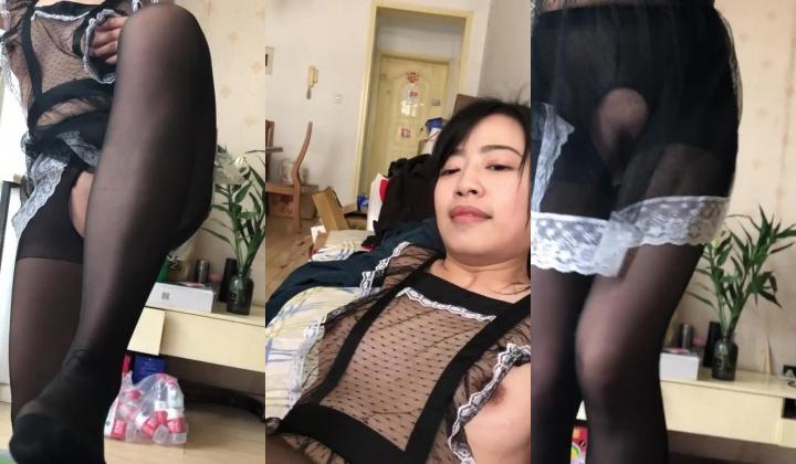 河南会玩的年轻夫妻，客厅穿着情趣黑丝足交，方言也不太听得懂，貌似挺开心欢乐的！