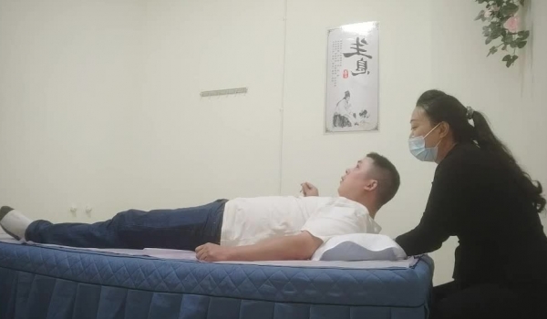 【美女与野兽之战】偷拍 专搞飞机店女技师 唿弄利诱~！~这男主 有时能搞的上 有时搞不定 四天五