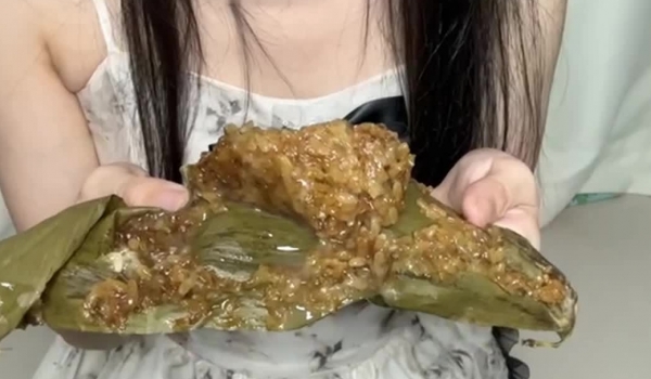 电报群VIP高清无水印，精液盛宴！乱伦变态老哥调教母狗堂妹，销魂口交深喉手撸取精