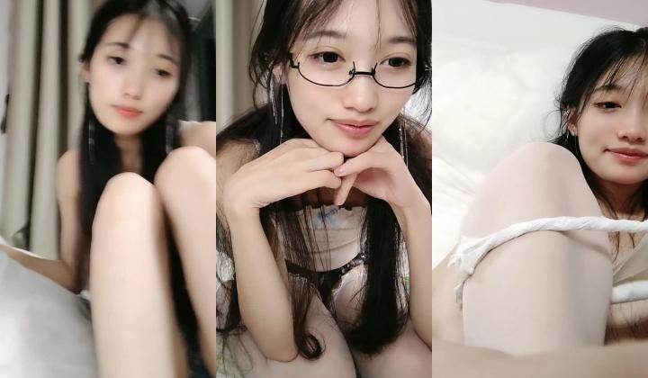 新来的小仙女，全程露脸白丝情趣诱惑，深夜撩骚狼友慢慢脱掉，自己抠逼淫水多多舔手指，表情好骚精彩又