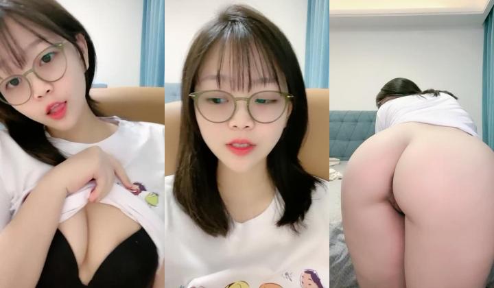 舞蹈系清纯眼镜嫩妹桃子，脱下内裤完美肥臀，翘起抖动揉捏奶子，娇喘呻吟好听，掰穴特写，手指摩擦阴蒂
