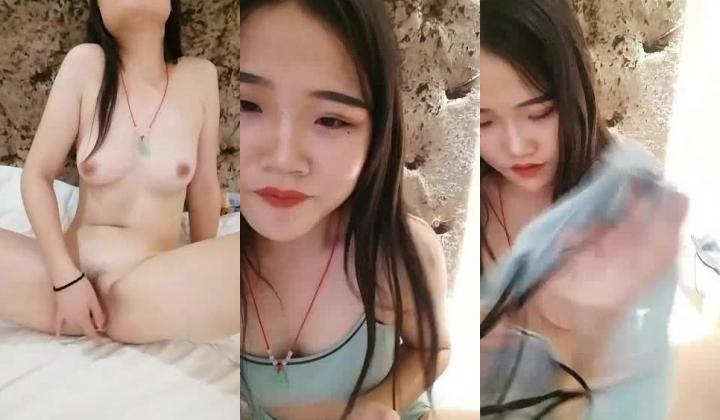 漂亮小姐姐 全裸诱惑 特写BB 在床上揉道自慰 这个BB很特别
