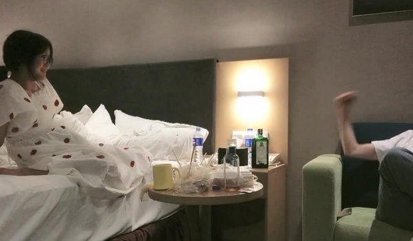 【 666绿帽】，研究生带大三学妹开房，刚开始交往，软磨硬泡拿下第一炮，害羞捂脸对白有趣爱情大片