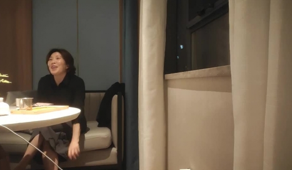 【良家故事】，泡良最佳教程，出轨后对老公愧疚，但架不住诱惑，又来酒店操逼，结束了还要勾搭酒店保洁
