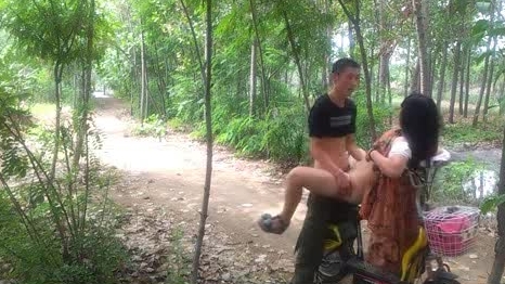 技术一流的男女野外小河边开啪啪，电动车上面也能干第一次看太牛了，干完有吃鸡巴不腥吗？电车车震你们