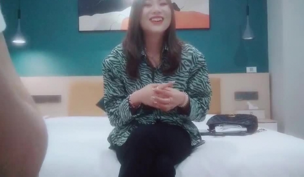 公司新来的美女上班时间被部门经理微信撩骚 ️带去洽谈区厕所啪啪 ️不停有妹子上厕所 完整版