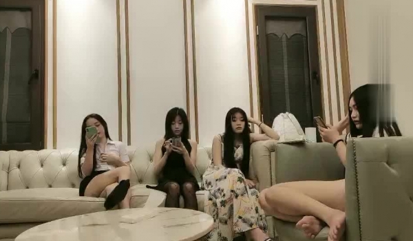 【情感主播李寻欢】双飞群P名场面，一屋子的四个美女，挑出两个最漂亮最极品的美腿酷似新疆美女的女神