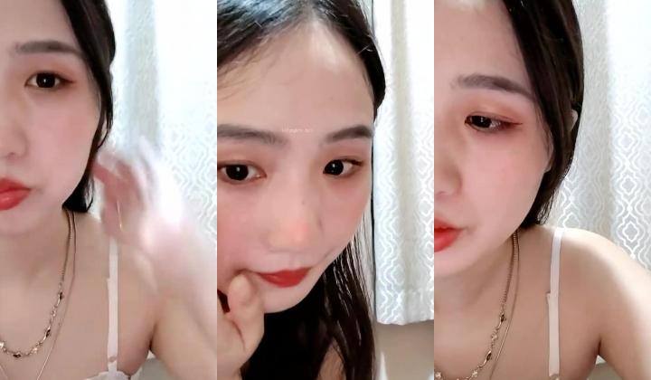 新人大学生下海，【小土软乎乎】，化妆起来美美哒，出去购物逛街，刚毕业没多久，粉嫩可口的小仙女