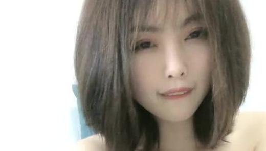 高颜值苗条短发新人妹子沙发道具自慰跳蛋震动扭动屁股非常诱人
