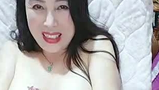 熟女控黑丝情趣风情老干妈，露脸激情一多，奶子不小逼逼也很干净，道具抽插表情狰狞浪叫不断，败火